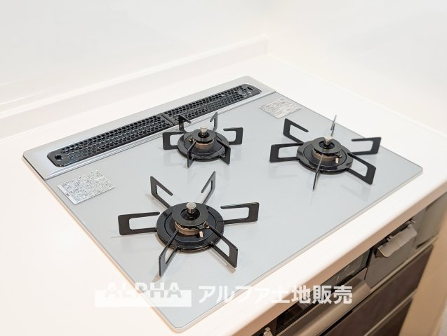 国立市西1丁目　中古戸建のキッチン|【Cooking Time】◆毎日の料理を支えるガスコンロ◆火加減を調整しながら調理できるガスコンロ。炒め物から煮込み料理まで、幅広いメニューづくりに役立ちます。