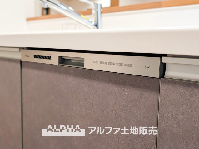 国立市西1丁目　中古戸建のキッチン|【Easy Kitchen】◆食後の片付けを効率よく◆食器洗いの負担を軽減する食洗機。家事にかかる時間を短縮し、食後のひとときを楽しめます。