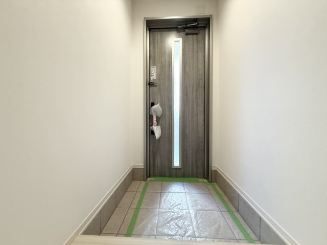 新築戸建　尼崎市富松町4丁目の玄関|電子ドアスマートキーで鍵を取り出す手間なくスムーズに施錠・解錠。お子様連れで手が塞がる時も快適！