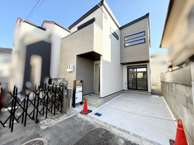 新築戸建　尼崎市富松町4丁目の駐車場|敷地内に1台分の駐車スペースあり、お買い物や雨の日の送り迎えにも便利です。