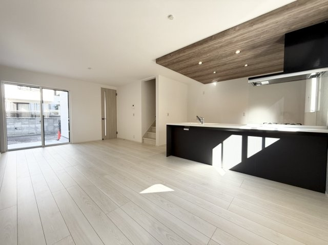 新築戸建　尼崎市富松町4丁目の居間・リビング|1階　LDK18.0帖　南向き＆3面採光で明るく開放的！家族が集まっても伸び伸びと過ごせます。