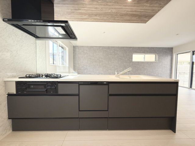 新築戸建　尼崎市富松町4丁目のキッチン|使い勝手の良いシステムキッチンには家事ラクを叶える食洗機付き♪リビングを見渡せ家族と会話を楽しめます。
