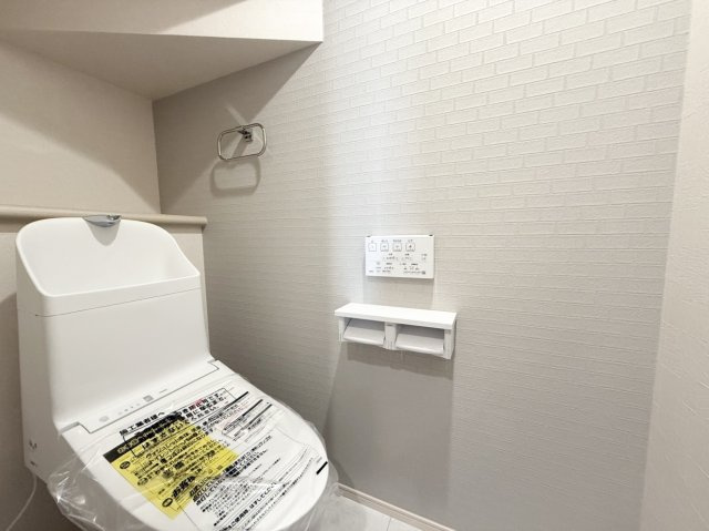 新築戸建　尼崎市富松町4丁目のトイレ|温水洗浄便座を完備。季節を問わず快適な使い心地です。各階にございます。