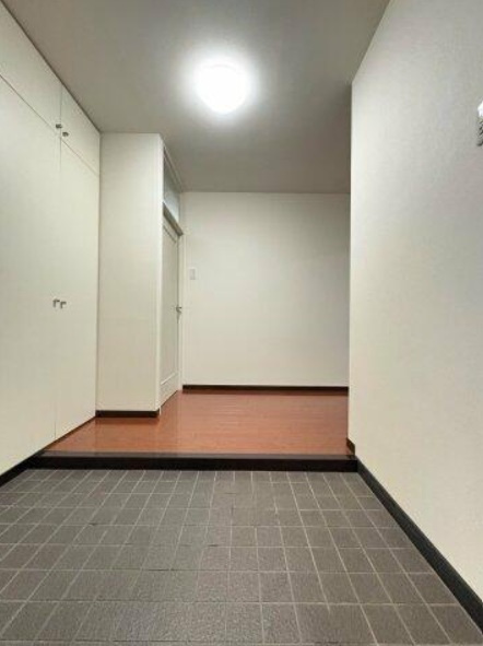 西宮市松下町の賃貸マンションの玄関