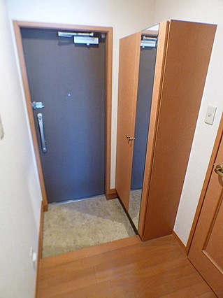 神戸市東灘区岡本４丁目のアパートの玄関