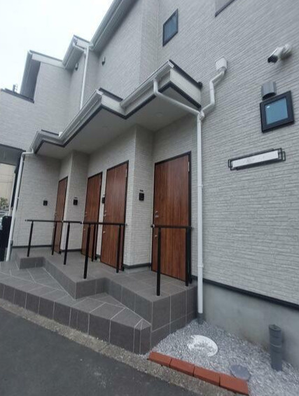 調布市国領町５丁目のアパートのエントランス