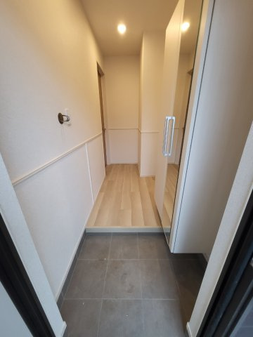 【玄関】 | 八街市アパート　Ａ | 類似の物件の写真となります。