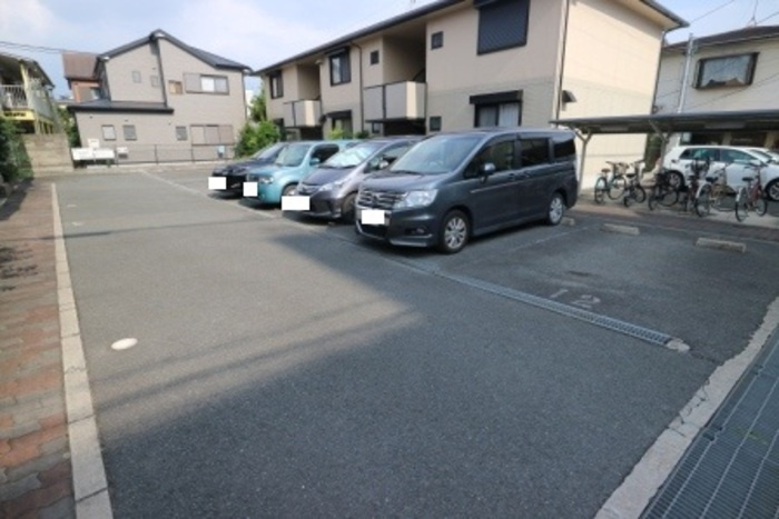 高槻市出丸町のアパートの駐車場