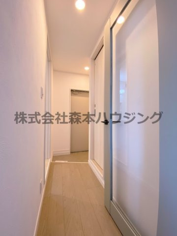 【内装】 | 　キャルムコート交野2番館 | 明るい色調の室内です