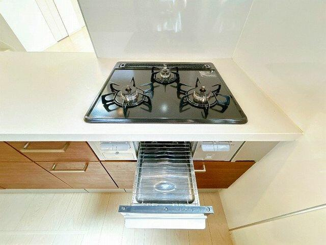 中古戸建て・仲介手数料半額）津島市江川町２丁目８８－７のキッチン|「キッチン」３口ガスコンロで…