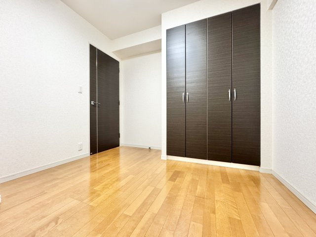 サンクレイドル磐田の洋室|5帖の洋室！直射日光が入らないので、部屋の中が暑くなりすぎる心配がありません！　