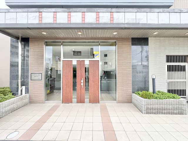 サンクレイドル磐田の外観|マンションの入り口も落ち着いた雰囲気です。　
