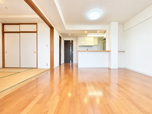 サンクレイドル磐田の居間・リビング|大きな窓から差し込む陽射しが、部屋全体を明るく気持ちの良い空間にしてくれます！
※家具を消したイメージ写真です。　