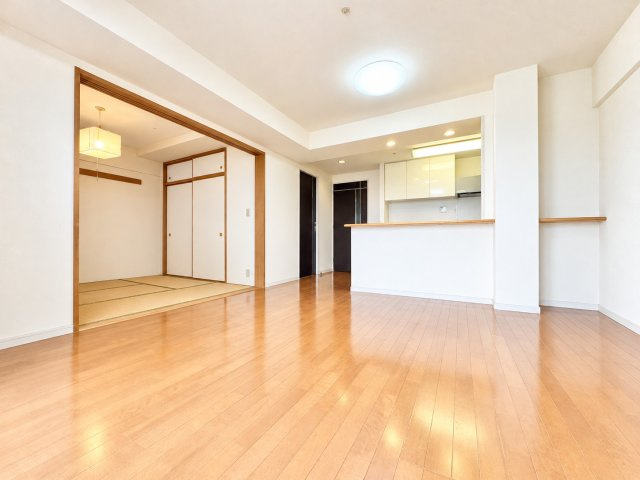 サンクレイドル磐田の居間・リビング|和室とLDKの繋がりが広く、すごく開放的な雰囲気です。
※家具を消したイメージ写真です。