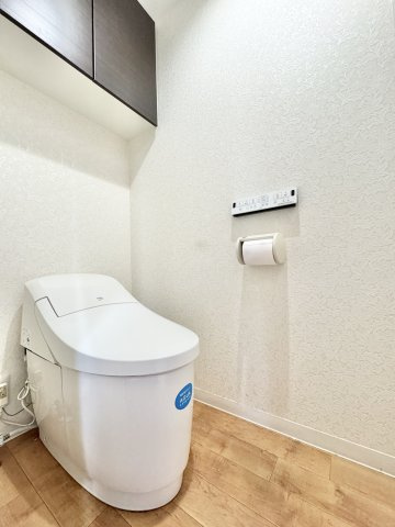 サンクレイドル磐田のトイレ|トイレはナチュラルな色使いで、落ち着く空間になっています。収納棚もあるので、シンプルに彩ることができます。　