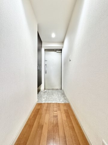 サンクレイドル磐田の玄関|中に入ると明るい玄関が広がります！シューズ用収納スペースもあり、スッキリとした玄関をキープできます！　