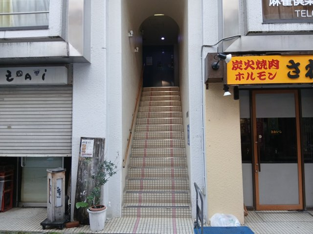 鶴田第一ビルのエントランス