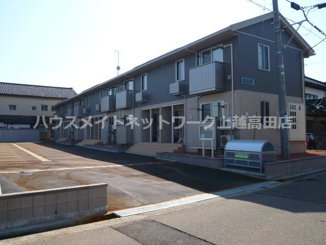 プリマクラッセの外観|アパート入口から