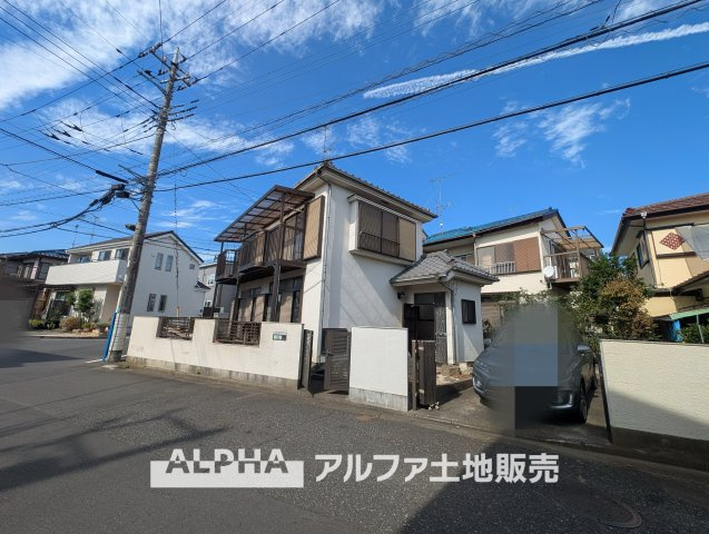 瑞穂町むさし野2丁目　中古戸建の外観|【Fresh Exterior】◆外装リフォーム予定◆外壁・屋根の塗装に加え、植栽の伐採や塀の一部撤去を予定。住まいの外観を整え、すっきりとした印象へ。