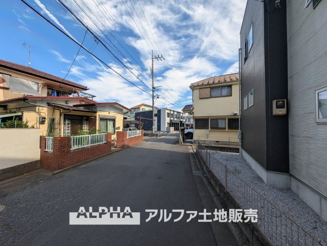 瑞穂町むさし野2丁目　中古戸建の前面道路含む現地写真|【Sunny Corner Home】◆陽光を感じる角地◆南側約6m、北西側約6.2mの公道に接道。2方向に道路が広がる、明るさと開放感を感じられる住環境です。