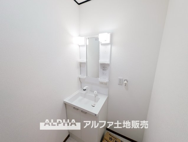 西多摩郡瑞穂町大字駒形富士山の中古一戸建の独立洗面台|【Daily Comfort】◆毎日の身支度を快適に◆独立した洗面スペースは、歯磨きや手洗いにも便利。新しく交換された洗面化粧台が、家族の日常を支えます。