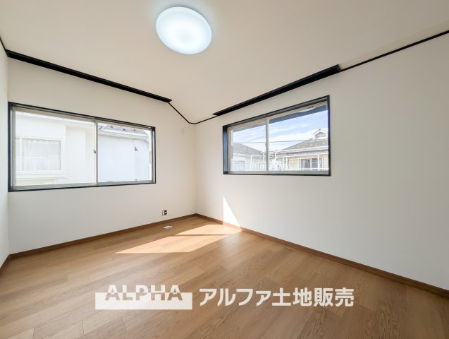 西多摩郡瑞穂町大字駒形富士山の中古一戸建の洋室|【Private Space】◆約6帖の洋室◆2面採光により自然光と風を取り込む居室。寝室や子ども部屋など、家族構成やライフスタイルに合わせて活用できます。