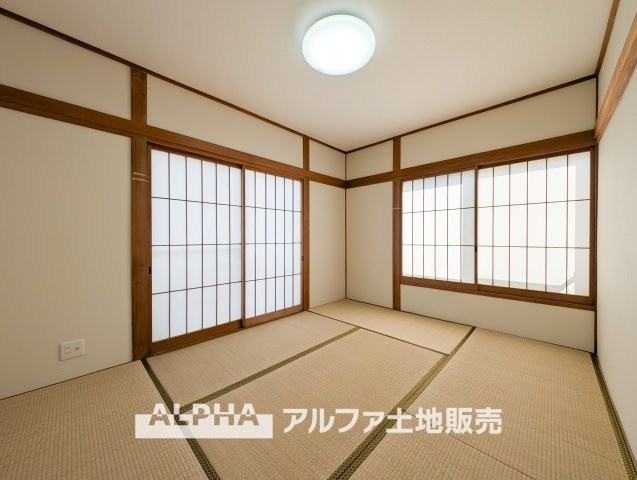 西多摩郡瑞穂町大字駒形富士山の中古一戸建の和室|【Japanese Comfort】◆約6帖の和室◆畳のある落ち着いた空間は、寝室やお子様の遊び場にも。2面採光による明るさと風通しの良さが魅力の一室です。