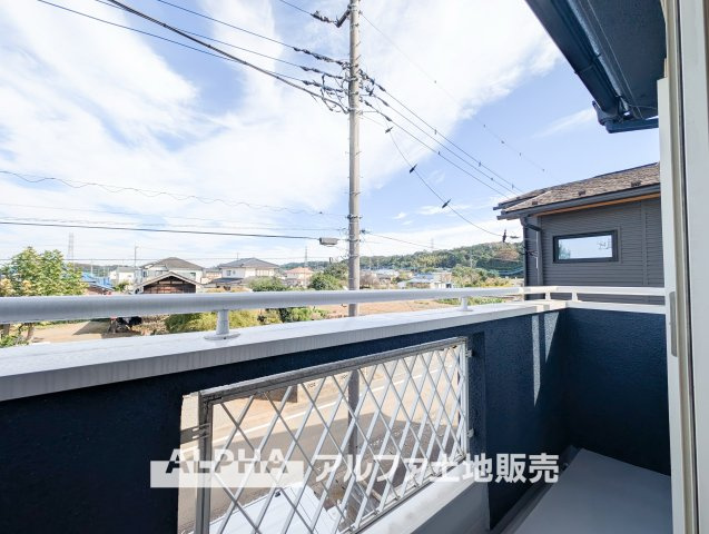 西多摩郡瑞穂町大字駒形富士山の中古一戸建のバルコニー|【Open Air Space】◆2面にバルコニーを配置◆2階の居室から出入りできる屋外空間。自然光や外の空気を感じながら、洗濯物を干す場所としても活用できます。