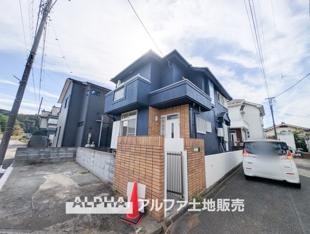 西多摩郡瑞穂町大字駒形富士山の中古一戸建の外観|【Corner Lot Living】◆北西・北東角地の一戸建て◆2方向の道路に面した開放感のある立地。外壁・屋根塗装を実施したリフォーム済住宅で、新しい暮らしを始められます。