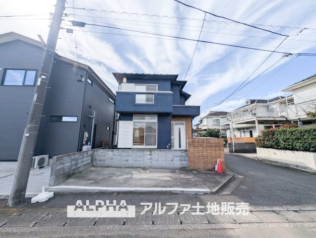 西多摩郡瑞穂町大字駒形富士山の中古一戸建の外観|【Fresh Exterior】◆外壁・屋根塗装済◆外装リフォームによって住まいの印象を一新。落ち着いた外観と角地ならではの開放感が魅力の3LDK住宅です。