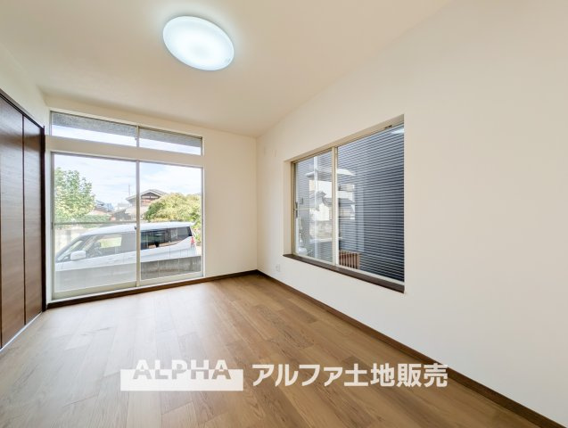 西多摩郡瑞穂町大字駒形富士山の中古一戸建の居間・リビング|【Sunlight & Comfort】◆光と風を感じる住まい◆窓から自然光を取り込むリビング。明るい室内で食事を楽しんだり、家族でくつろいだりと、日常のひとときを彩ります。