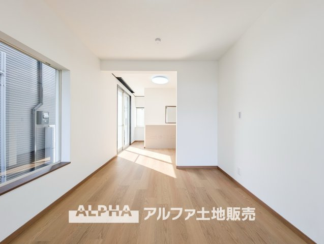 西多摩郡瑞穂町大字駒形富士山の中古一戸建の居間・リビング|【Bright Living】◆約15帖のLDK◆家族が自然と集まるリビング空間。2面採光による明るさと風通しの良さが魅力で、食事や団らんの時間を心地よく過ごせます。