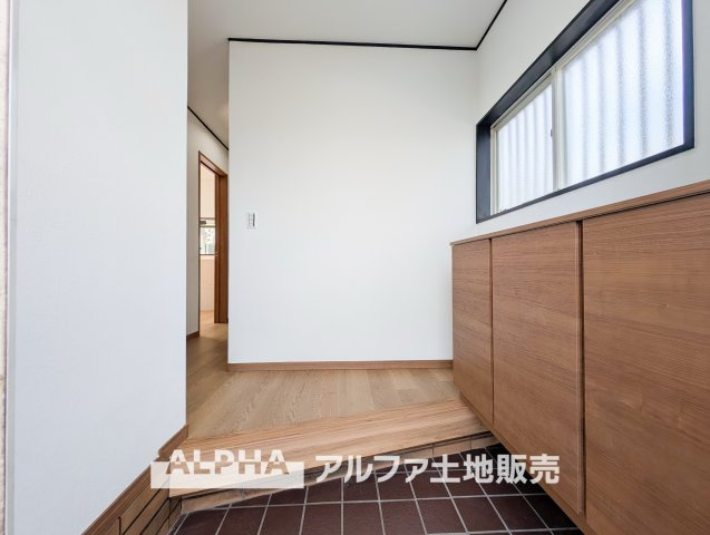 西多摩郡瑞穂町大字駒形富士山の中古一戸建の玄関|【Welcome Home】◆毎日を迎える玄関◆住まいの第一印象をつくる玄関スペース。外出時も帰宅時も家族を迎え、日々の暮らしの始まりと終わりをつなぎます。