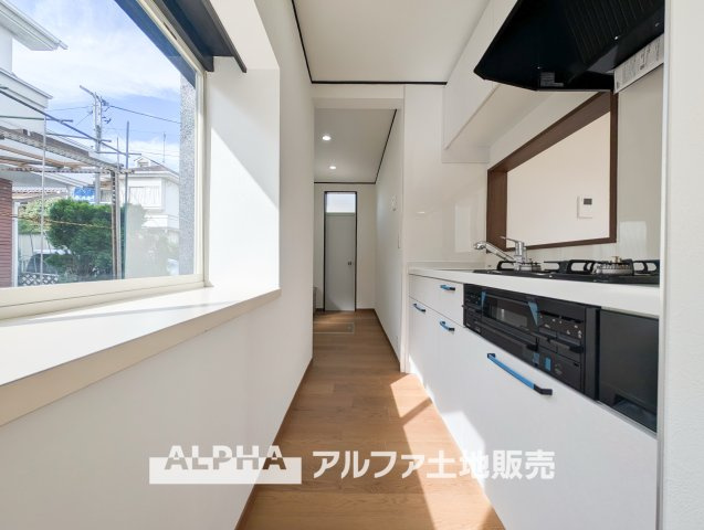 西多摩郡瑞穂町大字駒形富士山の中古一戸建のキッチン|【Modern Kitchen】◆新規交換済システムキッチン◆リフォームにより設備を一新。毎日の料理や後片付けを気持ちよく行える、清潔感のあるキッチンスペースです。