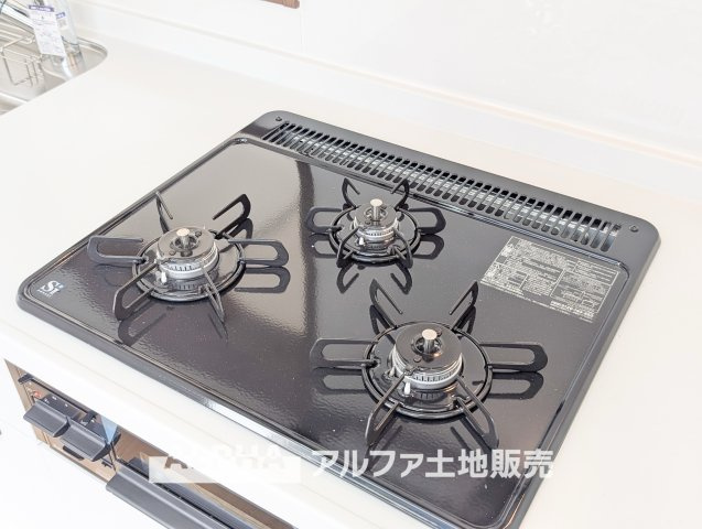 西多摩郡瑞穂町大字駒形富士山の中古一戸建のキッチン|【Cooking Style】◆火加減を調整しやすいガスコンロ◆炒め物から煮込み料理まで幅広く対応。毎日の献立づくりを支え、料理を楽しむ時間を豊かにします。
