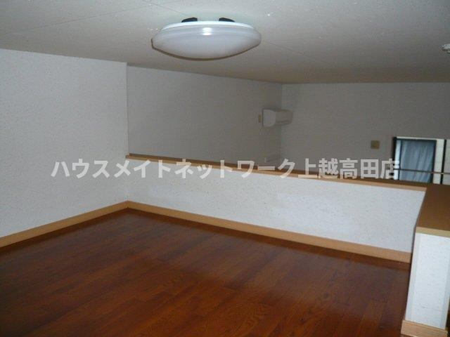 オレンジヒルズＪ２の内装|ロフト（参考同型107号室室内写真）