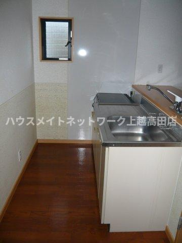 オレンジヒルズＪ２のキッチン|対面キッチン（IHクッキングヒーター付）（参考同型107号室室内写真）