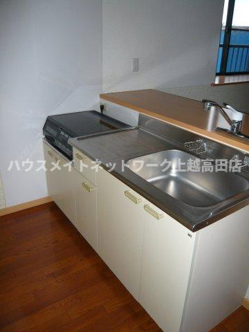 オレンジヒルズＪ２のキッチン|対面キッチン（IHクッキングヒーター付）（参考同型107号室室内写真）