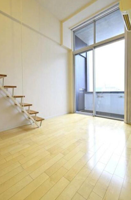 【居間・リビング】 | ＲＩＺ高輪 | 大きな窓で明るいお部屋です。