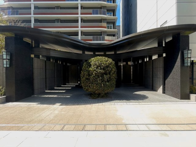 ローレルタワー堺筋本町のエントランス