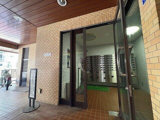 ライオンズマンション市谷薬王寺のエントランス