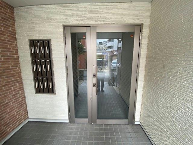 レオパレスサニーウェル　新井のエントランス