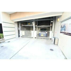大阪プレステージアコモデーションの駐車場