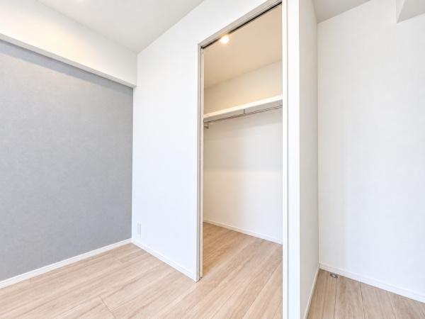 ライオンズマンションセントワーフ横濱の収納|WICでお部屋もスッキリと利用できます！
洋服以外にも収納できるのは嬉しいポイント！
