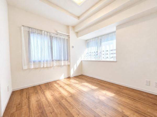 ライオンズマンションセントワーフ横濱の洋室|広さも十分で窓からの光が嬉しい洋室です。