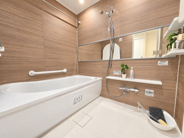 ライオンズマンションセントワーフ横濱の浴室|広々としたバスルームで一日の疲れをいやして下さい！
もちろん、浴室乾燥機付きです！