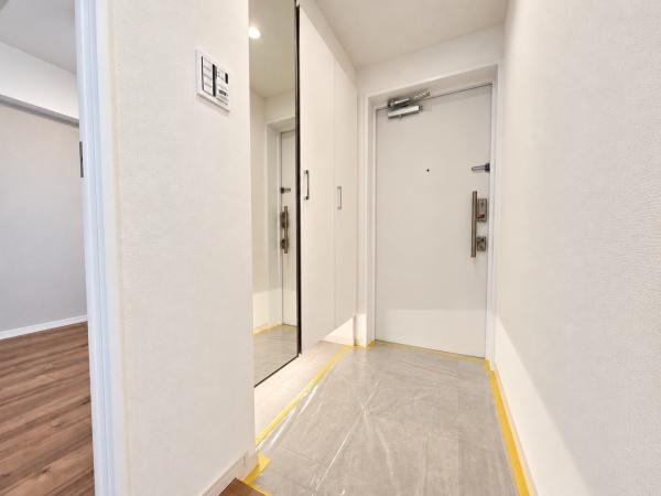 ライオンズマンションセントワーフ横濱の玄関|収納豊富な玄関です。
この明るい玄関が気持ちよく家族を迎え入れます♪