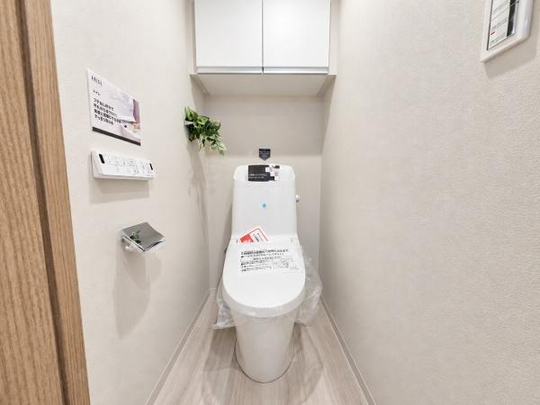 ローヤルシティ鴨居弐番館のトイレ|清潔感のある内装のすっきりとしたデザインのトイレです。
水周りが綺麗だと安心ですね。
