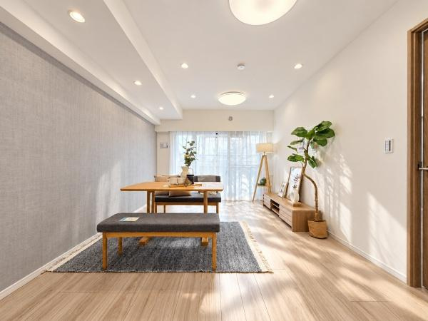 ローヤルシティ鴨居弐番館の居間・リビング|窓からは明るい光が差し込みます！
電気をつけなくても明るいです。
※家具等はディスプレイであり、販売価格に家具は含まれておりません