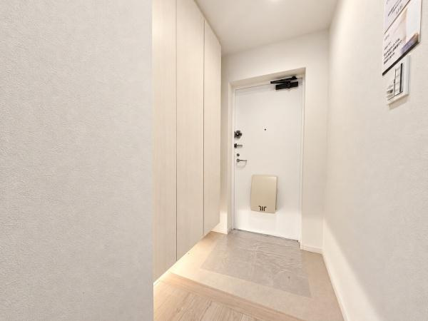 ローヤルシティ鴨居弐番館の玄関|収納豊富な玄関です。
この明るい玄関が気持ちよく家族を迎え入れます♪